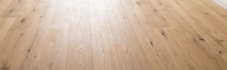 Derselbe Raum mit neuem, hellem Boden in Eichenoptik